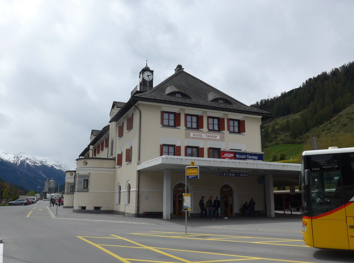 (170'926) - PostAuto-Haltestelle am 16. Mai 2016 beim Bahnhof Scuol-Tarasp