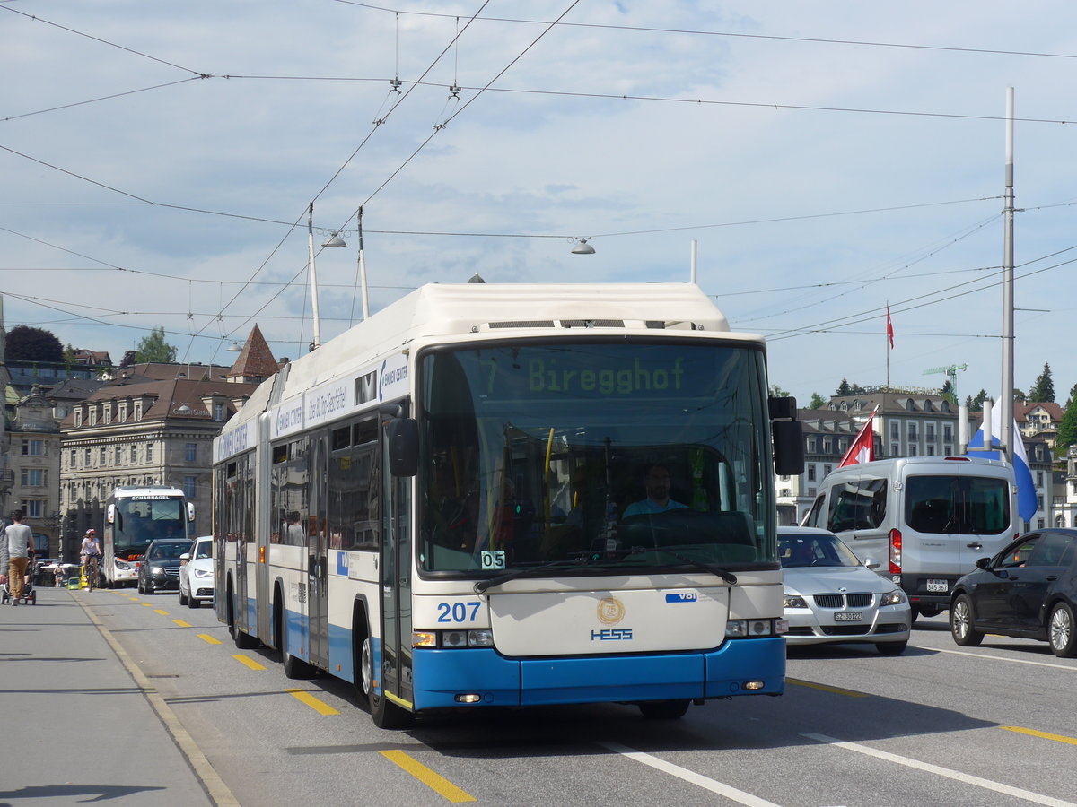 (171'395) - VBL Luzern - Nr. 207 - Hess/Hess Gelenktrolleybus am 22. Mai 2016 in Luzern, Bahnhofbr�cke
