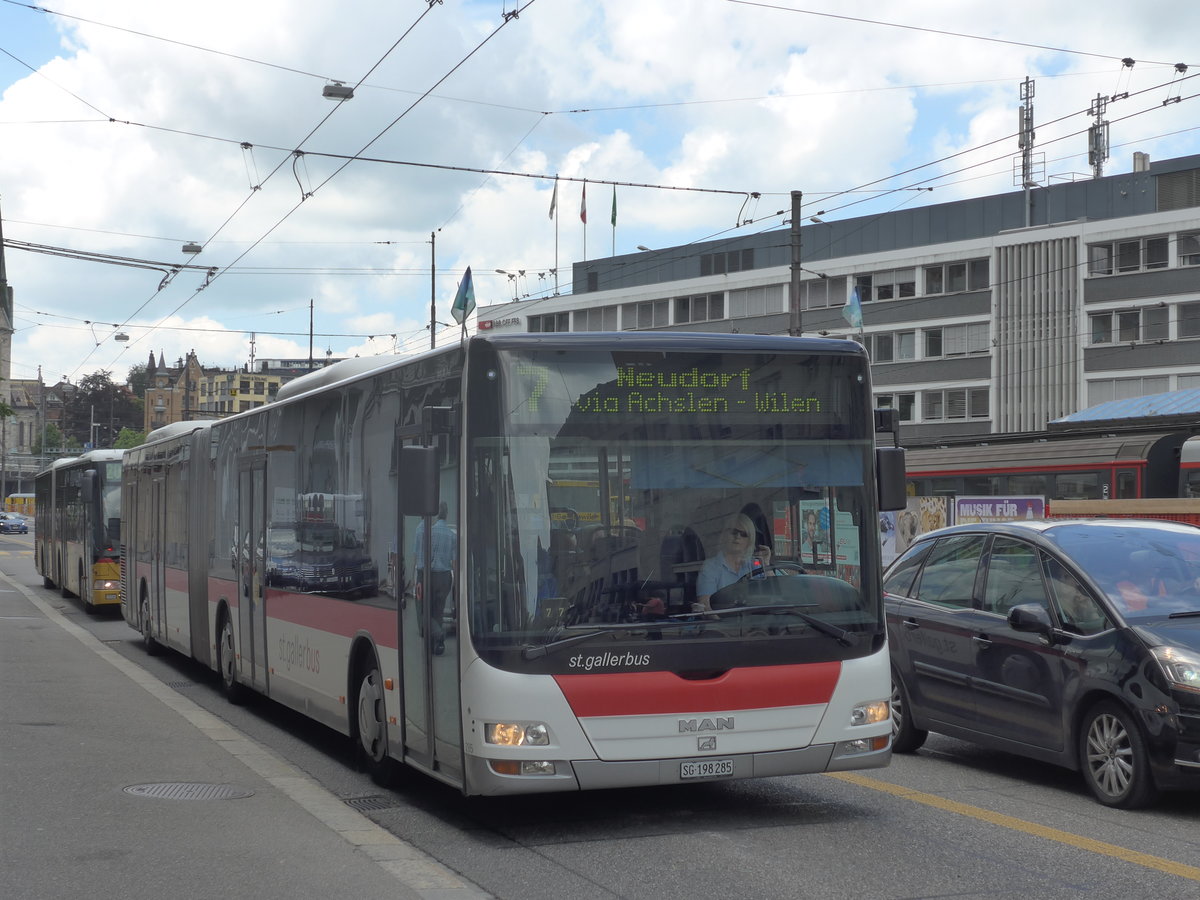 (172'624) - St. Gallerbus, St. Gallen - Nr. 285/SG 198'285 - MAN am 27. Juni 2016 beim Bahnhof St. Gallen (prov. Haltestelle)