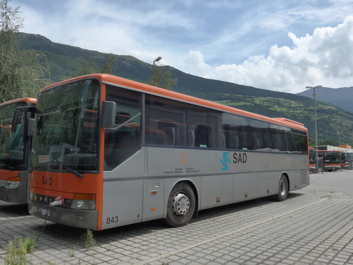 (173'323) - SAD Bozen - Nr. 843/EY-533 MR - Setra am 24. Juli 2016 beim Bahnhof Mals