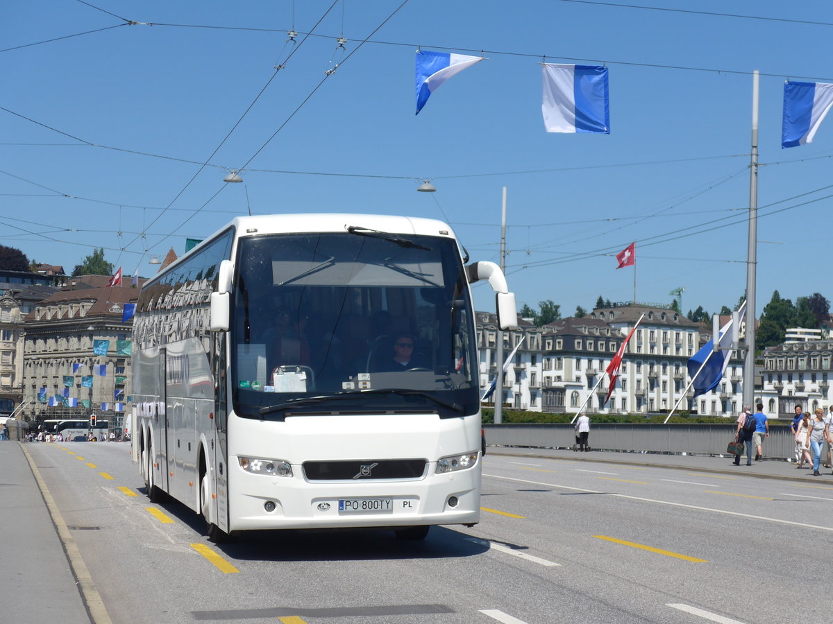(173'810) - Aus Polen: Walerianczyk, Slesin - PO 800TY - Volvo am 8. August 2016 in Luzern, Bahnhofbr�cke