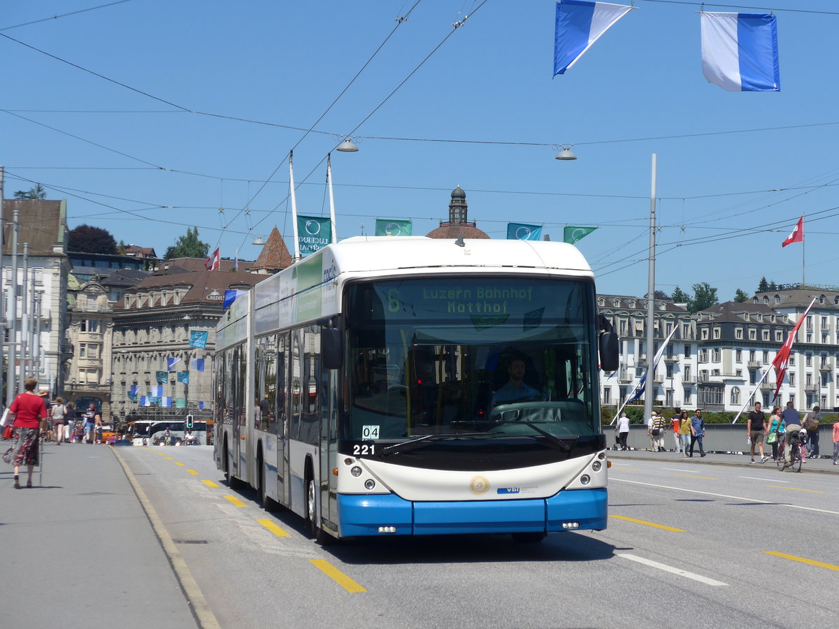 (173'811) - VBL Luzern - Nr. 221 - Hess/Hess Gelenktrolleybus am 8. August 2016 in Luzern, Bahnhofbr�cke