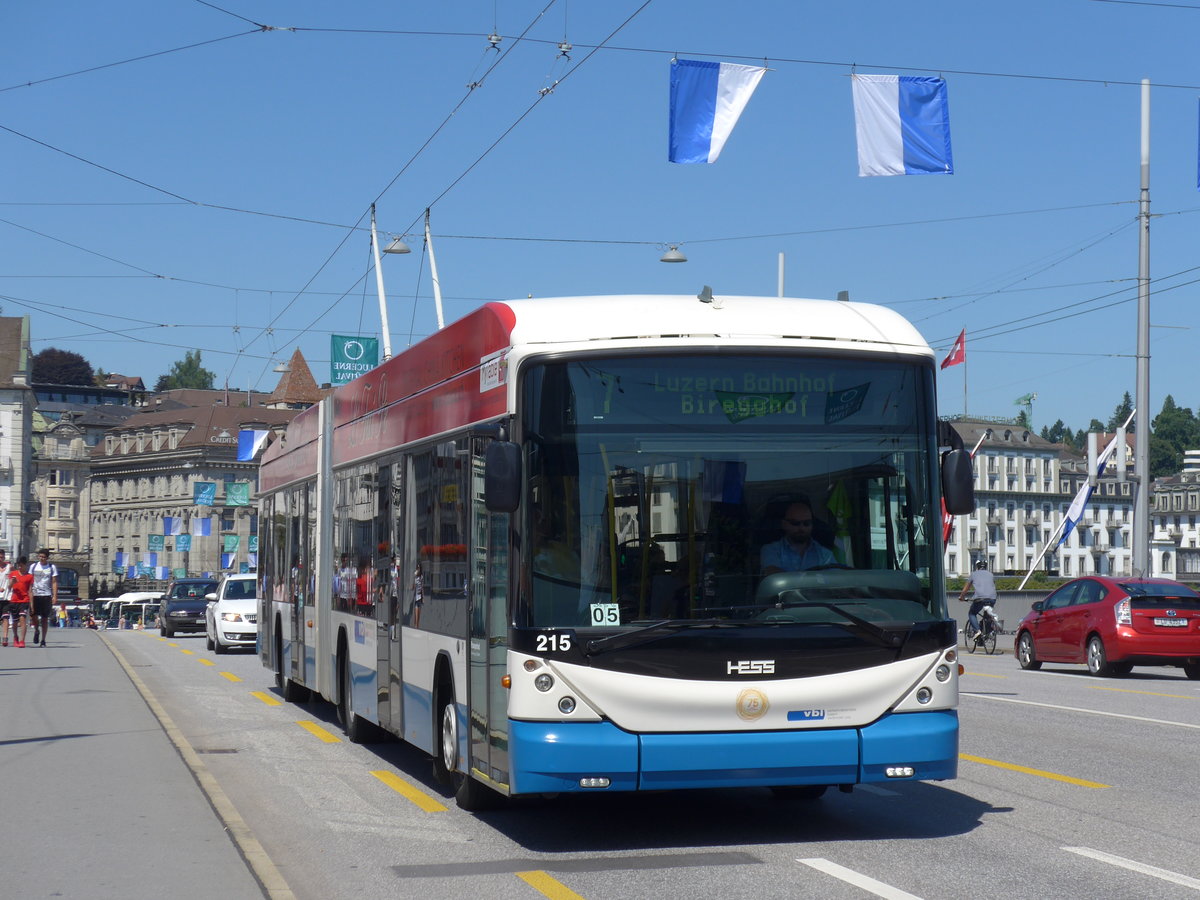 (173'832) - VBL Luzern - Nr. 215 - Hess/Hess Gelenktrolleybus am 8. August 2016 in Luzern, Bahnhofbr�cke