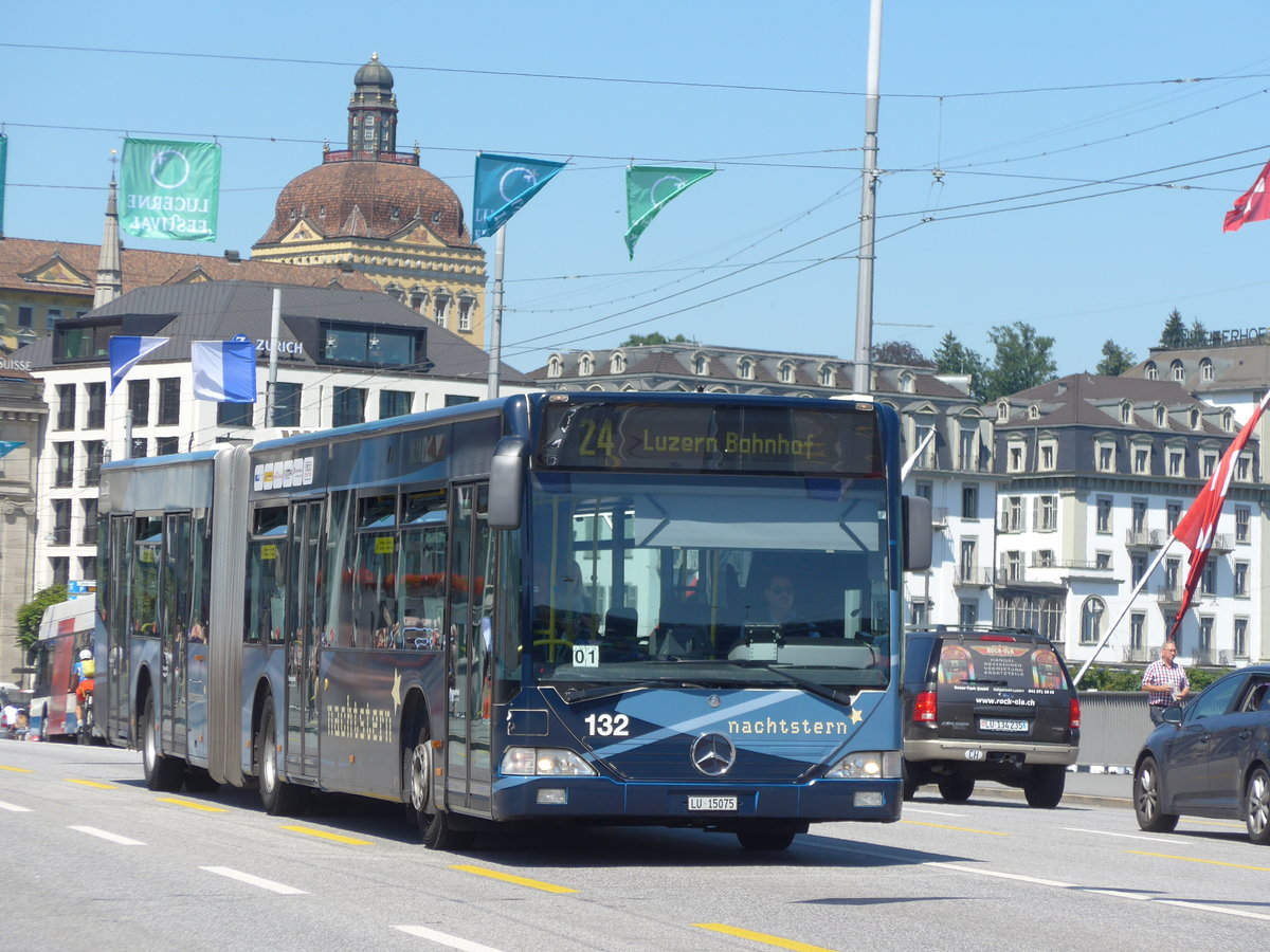 (173'844) - VBL Luzern - Nr. 132/LU 15'075 - Mercedes am 8. August 2016 in Luzern, Bahnhofbr�cke