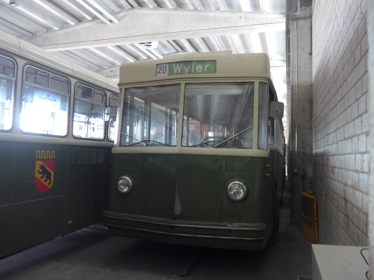 (174'529) - SVB Bern (TVB) - Nr. 13 - FBW/Gangloff Trolleybus (ex TN Neuchtel Nr. 107; ex TN Neuchtel Nr. 7; ex SVB Bern Nr. 13) am 4. September 2016 in Aarberg, Halle TVB