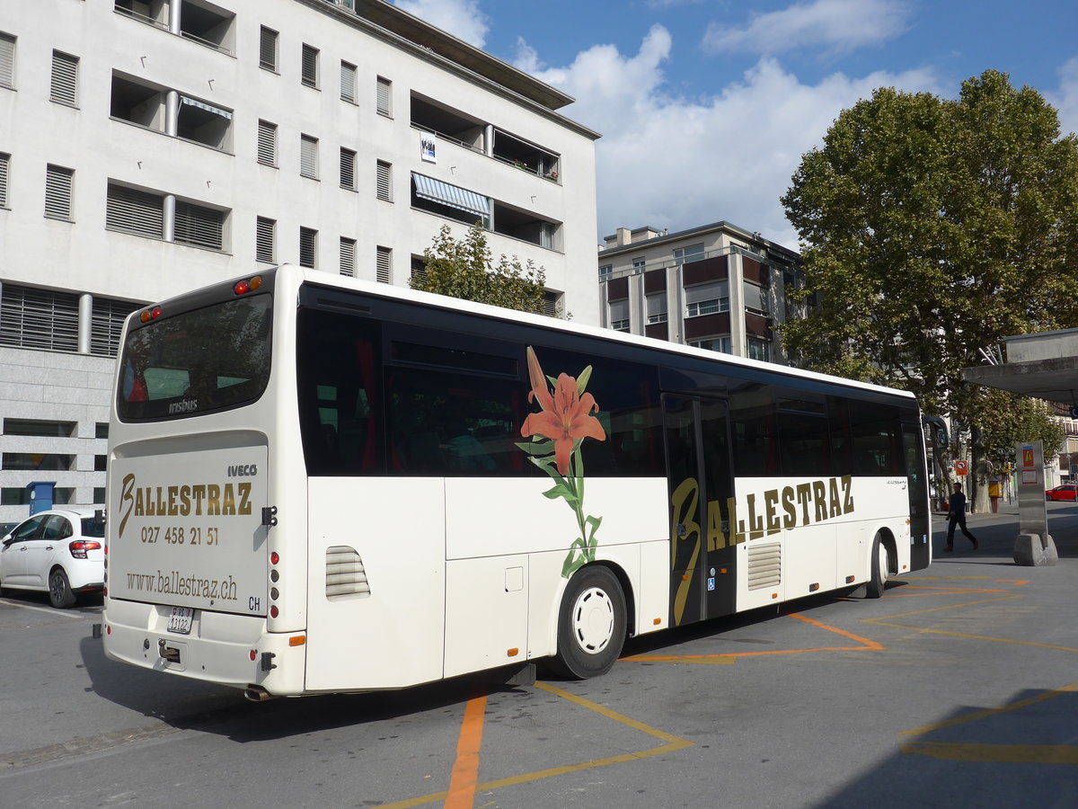 (175'565) - Ballestraz, Gr�ne - VS 13'122 - Irisbus am 9. Oktober 2016 beim Bahnhof Sierre