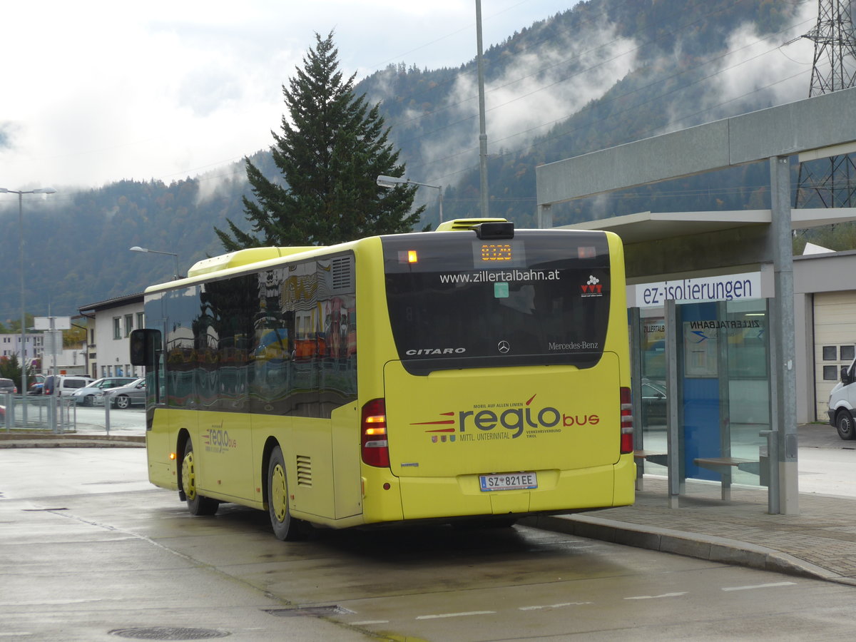 (176'000) - ZVB Jenbach - SZ 821 EE - Mercedes am 20. Oktober 2016 beim Bahnhof Jenbach