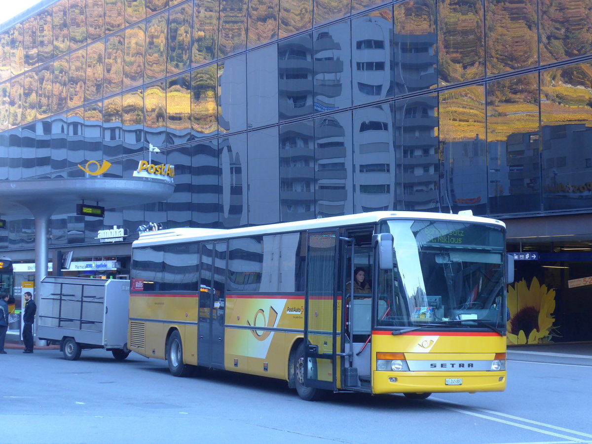 (176'369) - PostAuto Wallis - VS 245'887 - Setra am 30. Oktober 2016 beim Bahnhof Visp