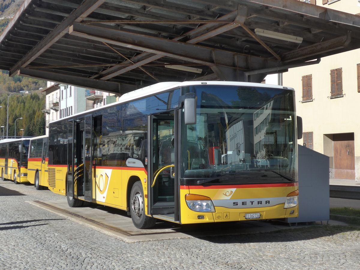 (176'397) - Marchetti, Airolo - TI 162'734 - Setra am 30. Oktober 2016 beim Bahnhof Airolo