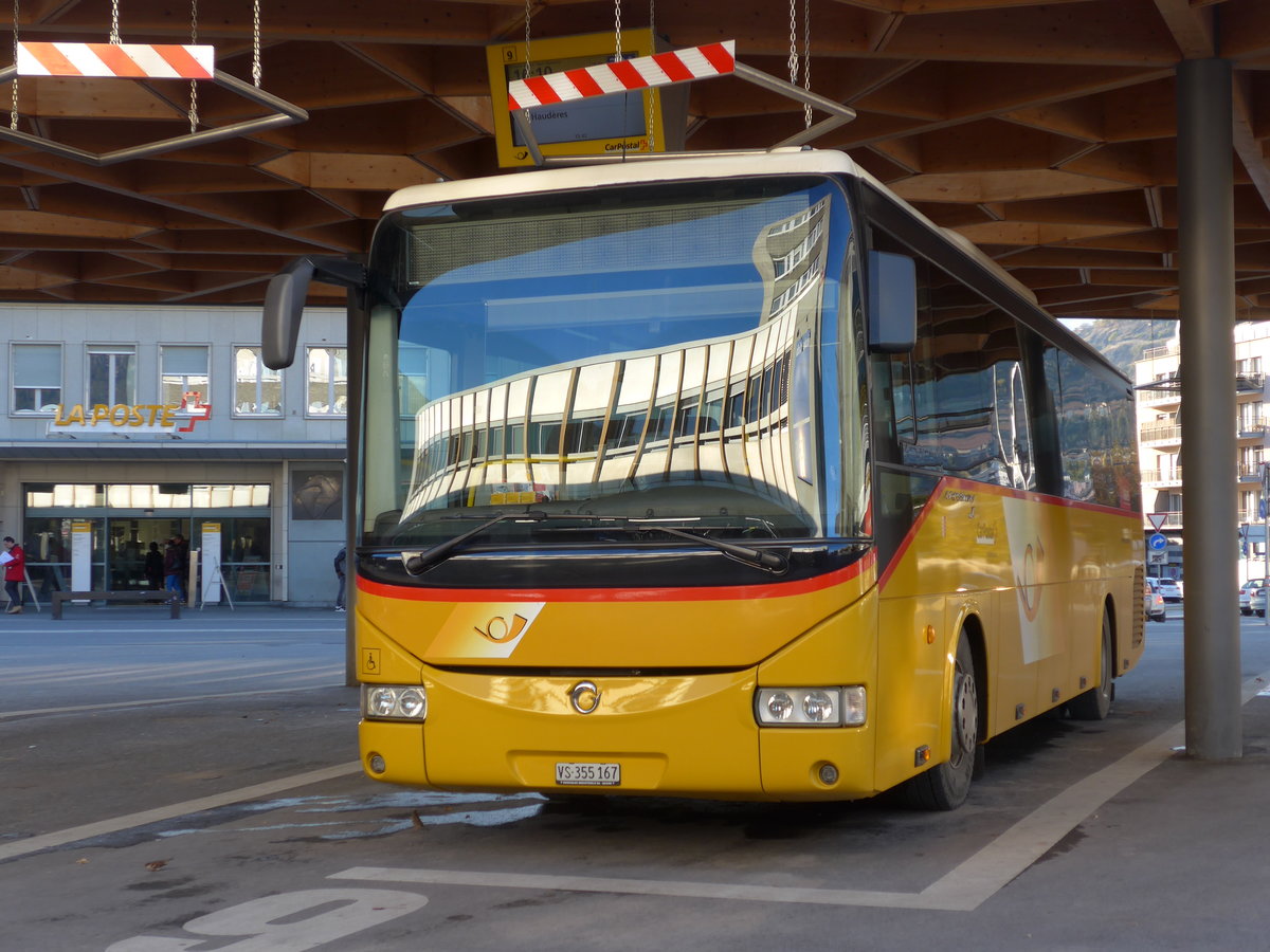 (176'629) - PostAuto Wallis - Nr. 5/VS 335'167 - Irisbus am 12. November 2016 beim Bahnhof Sion