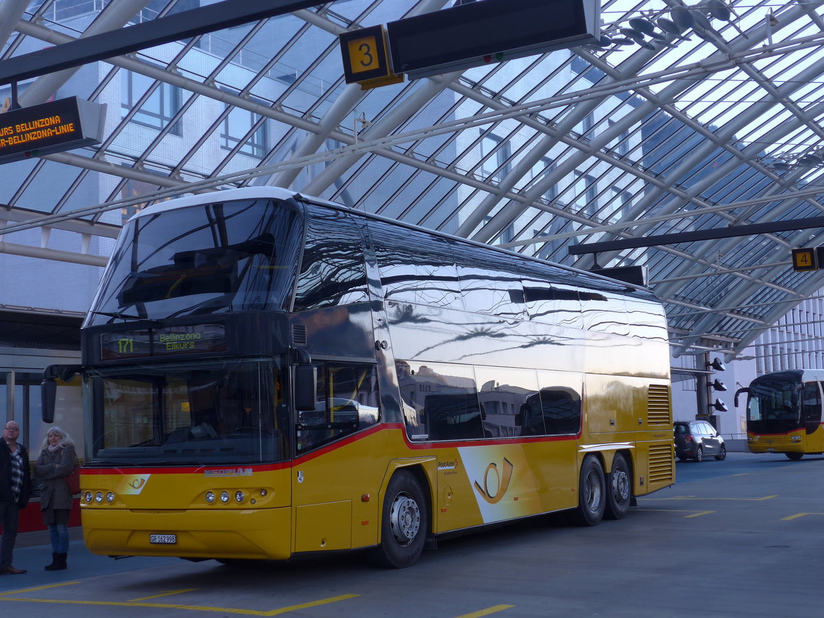 (177'049) - PostAuto Graubnden - GR 162'998 - Neoplan am 10. Dezember 2016 in Chur, Postautostation