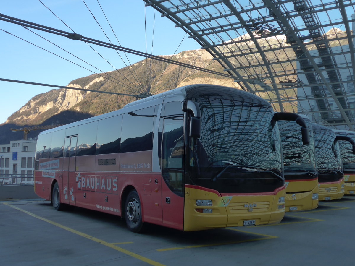 (177'057) - PostAuto Graub�nden - GR 162'991 - MAN am 10. Dezember 2016 in Chur, Postautostation