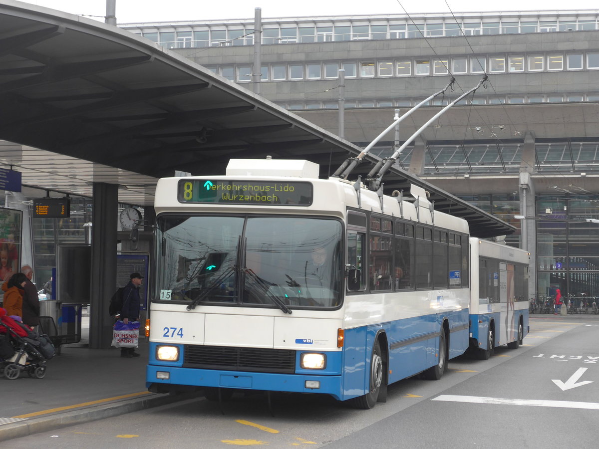 (177'453) - VBL Luzern - Nr. 274 - NAW/R&J-Hess Trolleybus am 30. Dezember 2016 beim Bahnhof Luzern
