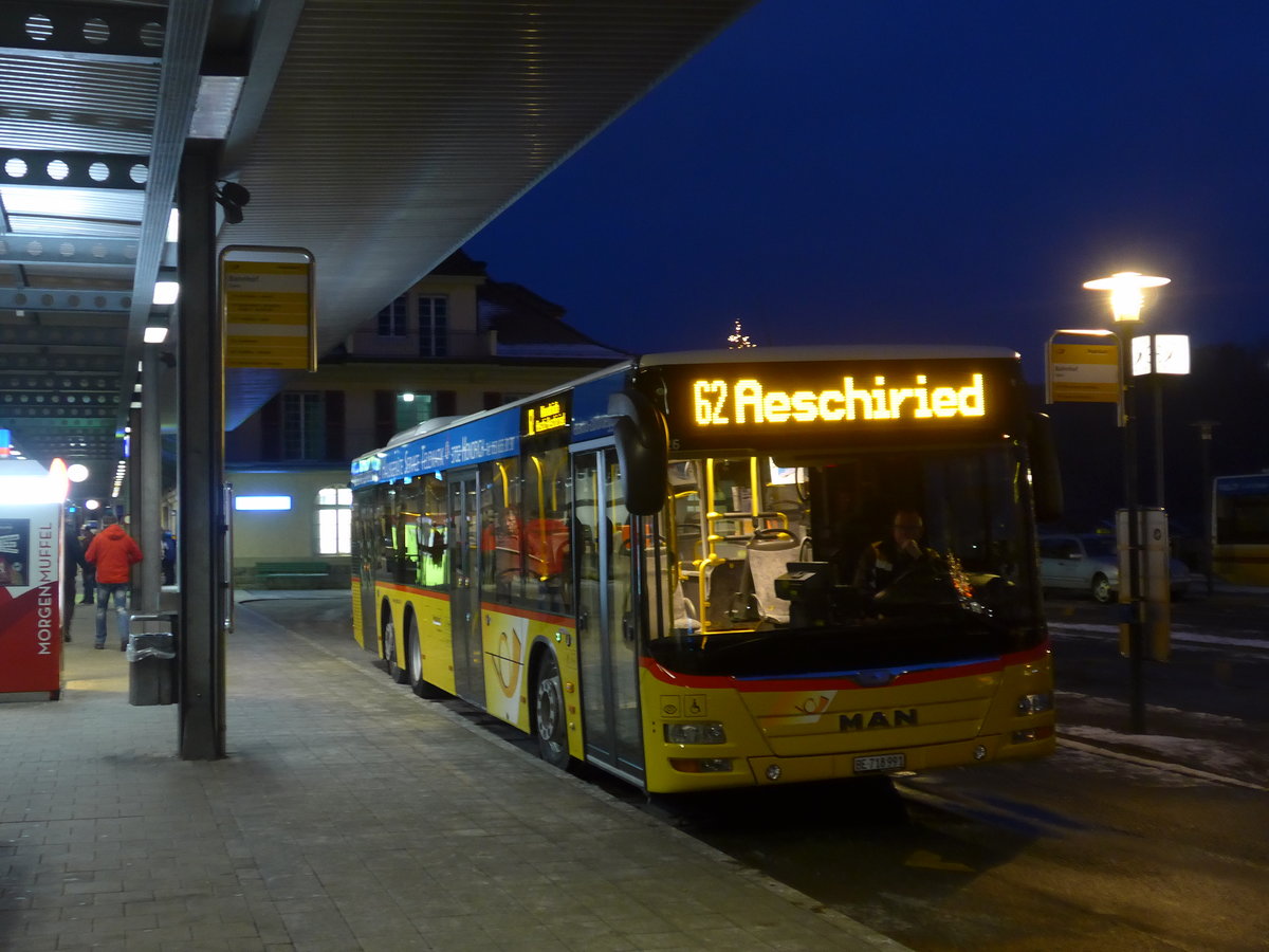 (177'599) - PostAuto Bern - BE 718'991 - MAN am 7. Januar 2017 beim Bahnhof Spiez