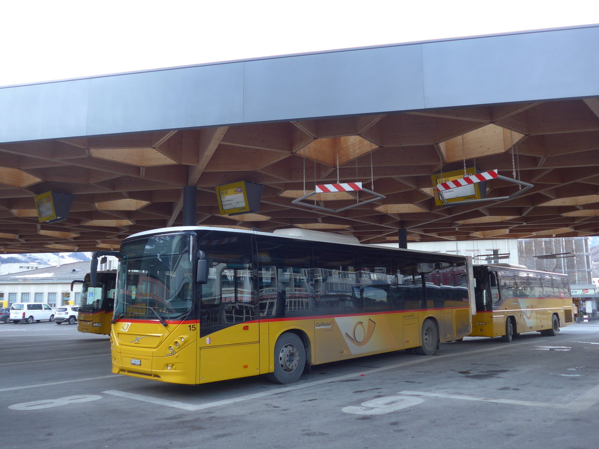 (178'174) - Lathion, Sion - Nr. 15/VS 202'870 - Volvo am 28. Januar 2017 beim Bahnhof Sion