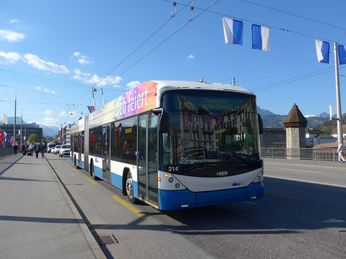(179'412) - VBL Luzern - Nr. 214 - Hess/Hess Gelenktrolleybus am 10. April 2017 in Luzern, Bahnhofbrcke