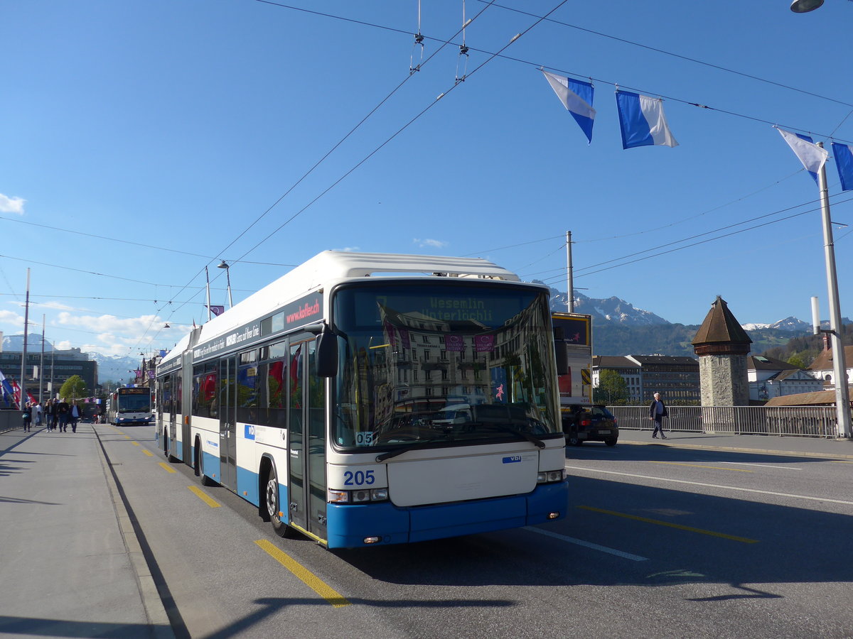 (179'423) - VBL Luzern - Nr. 205 - Hess/Hess Gelenktrolleybus am 10. April 2017 in Luzern, Bahnhofbr�cke