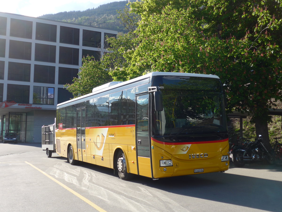 (179'607) - PostAuto Wallis - VS 445'904 - Iveco am 14. April 2017 beim Bahnhof Brig