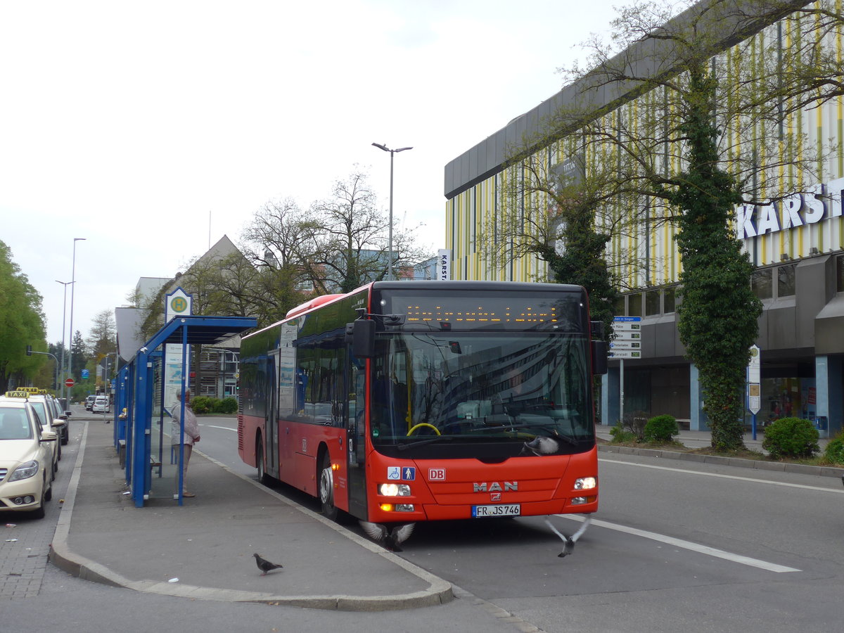 (179'668) - SBG Freiburg - FR-JS 746 - MAN am 17. April 2017 beim Bahnhof Singen