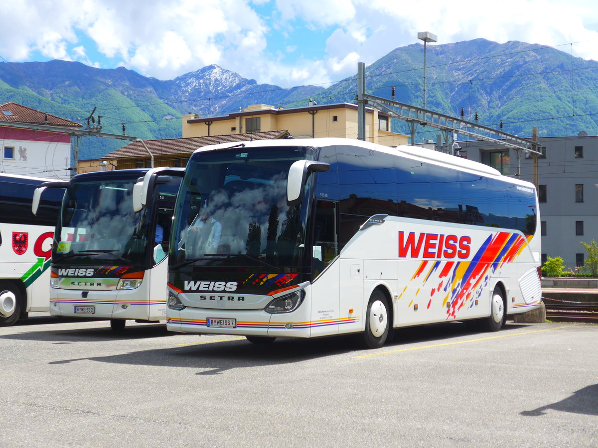 (180'087) - Aus Oesterreich: Weiss, Bregenz - B WEISS 7 - Setra am 13. Mai 2017 beim Bahnhof Locarno