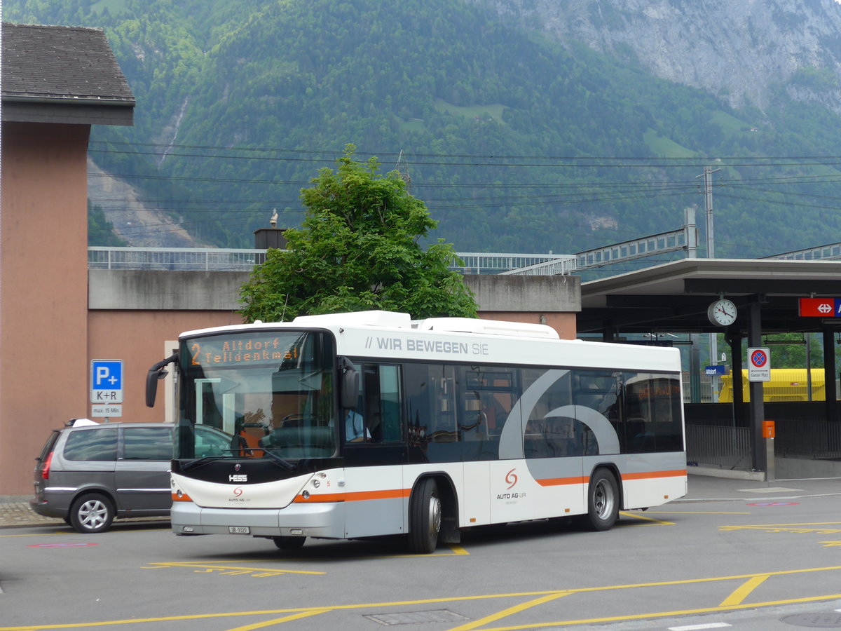 (180'693) - AAGU Altdorf - Nr. 5/UR 9329 - Scania/Hess am 24. Mai 2017 beim Bahnhof Altdorf