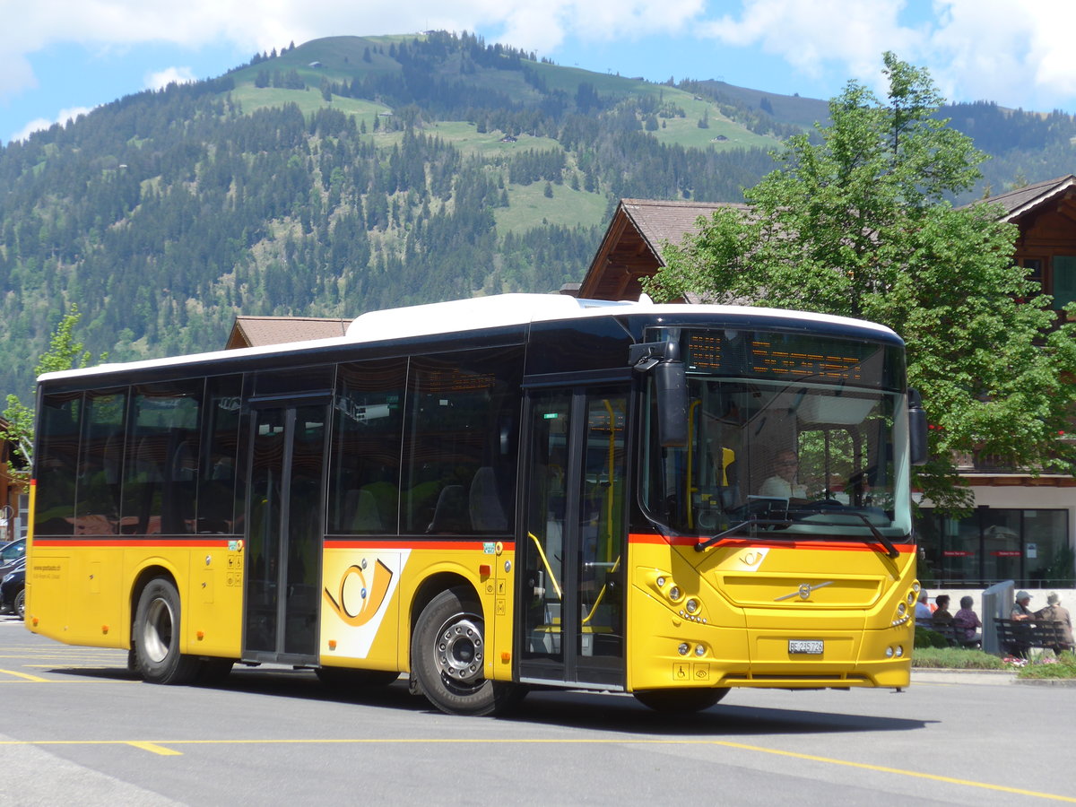 (180'783) - K�bli, Gstaad - BE 235'726 - Volvo am 26. Mai 2017 beim Bahnhof Gstaad