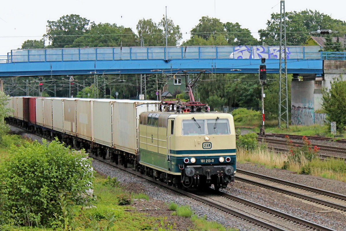181 213-0 (SEL) mit einen Containerzug am Haken, durchfährt am 24.07.2023 den Tostedter Bahnhof.