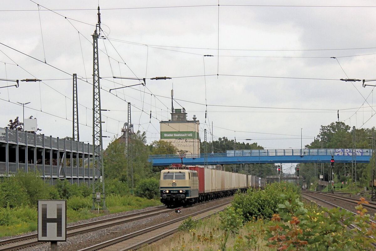 181 213-0 (SEL) mit Seekisten am Haken, durchfährt am 07.08.2023 den Tostedter Bahnhof.