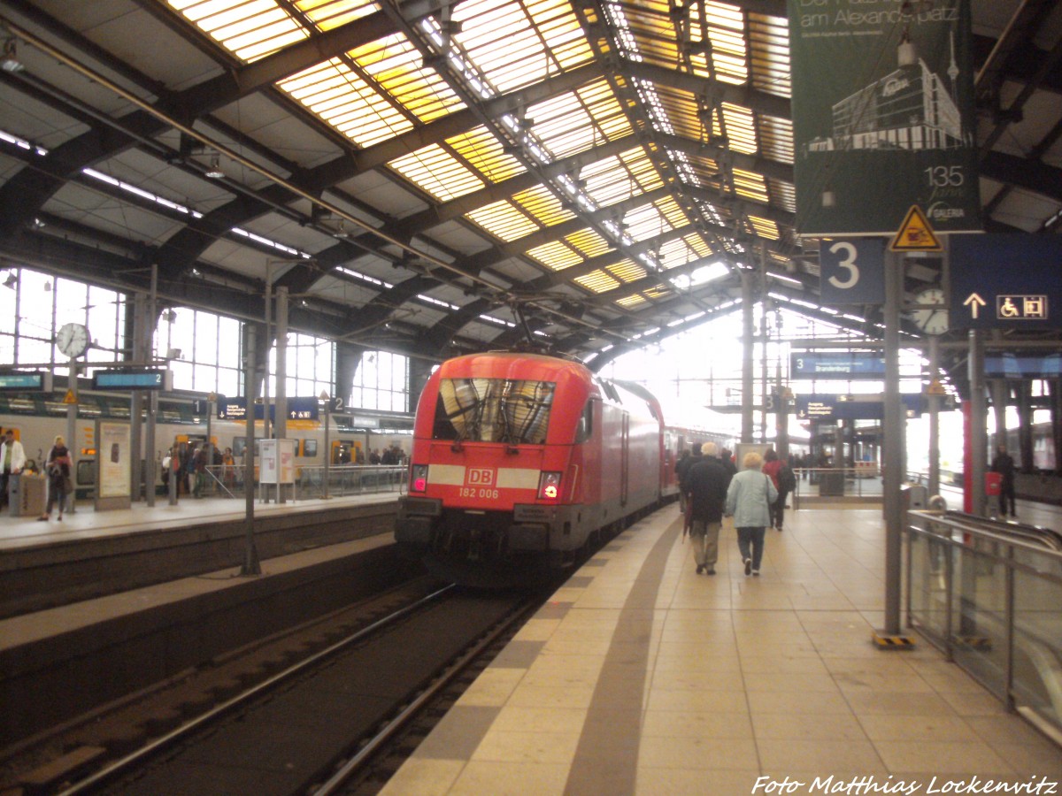 182 006 mit ziel Brandenburg beim verlassen des Bahnhofs Berlin - Friedrichsstra�e am 1.9.14