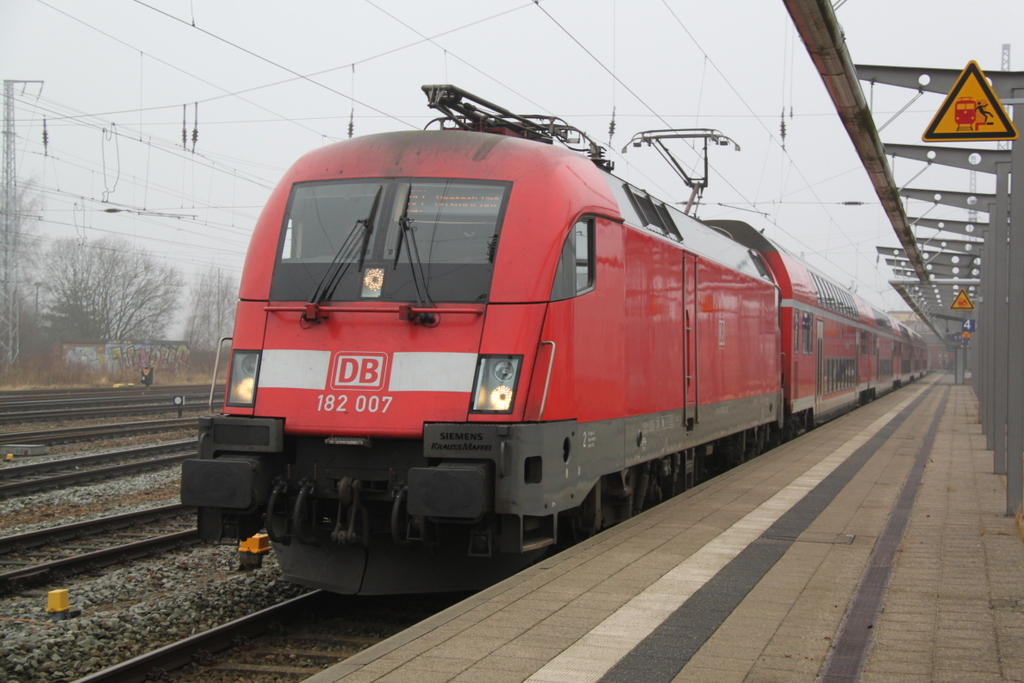 182 007-5 mit Hanse-Express bei der Ausfahrt Richtung Abstellung im Rostocker Hbf.04.02.2017