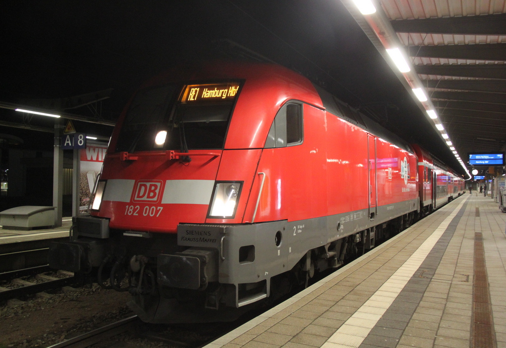 182 007-5 mit RE 1(RE 4316)von Rostock Hbf nach Hamburg Hbf kurz vor der Ausfahrt im Rostocker Hbf.24.02.2015
