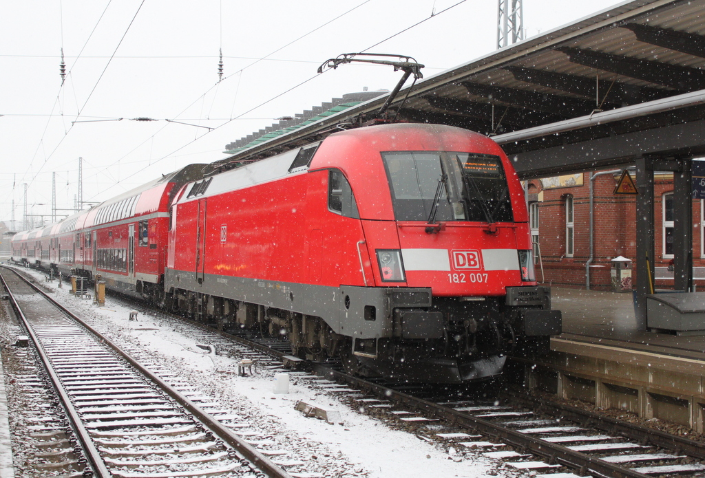 182 007-5 mit RE 4307(Hamburg-Rostock)kurz nach der Ankunft im Rostocker Hbf.16.01.2016