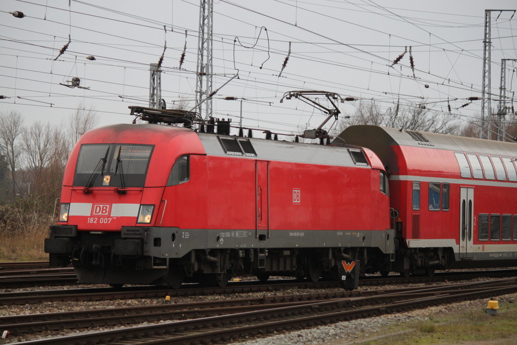 182 007-5 mit RE 4310(Rostock-Hamburg)bei der Ausfahrt im Rostocker Hbf.20.12.2015