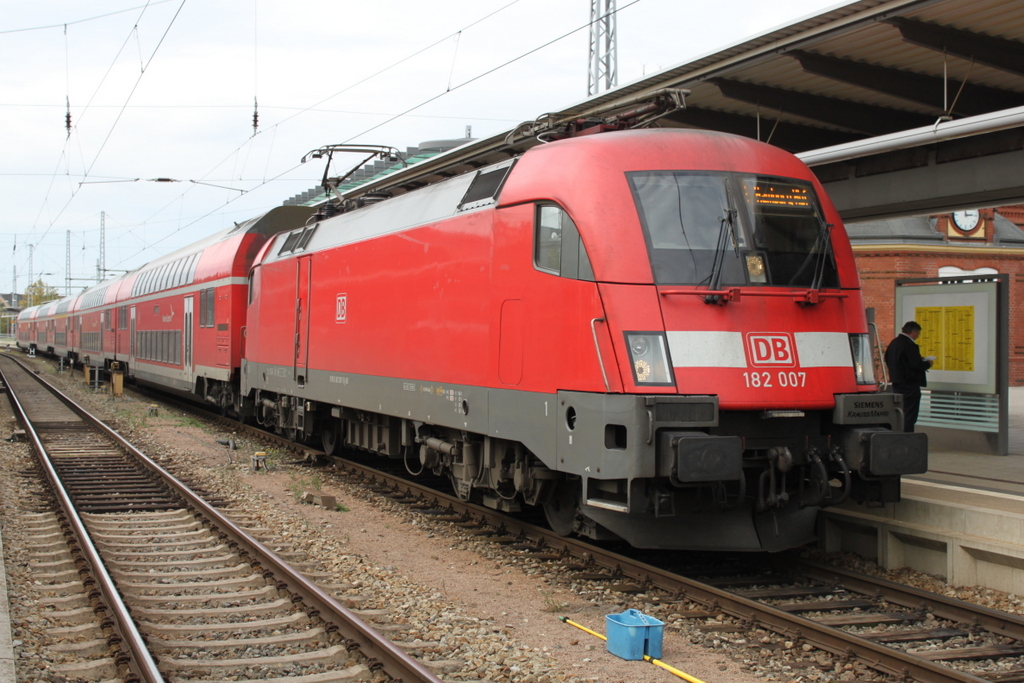 182 007-5 mit RE 4312(Rostock-Hamburg)kurz vor der Ausfahrt im Rostocker Hbf.09.10.2015