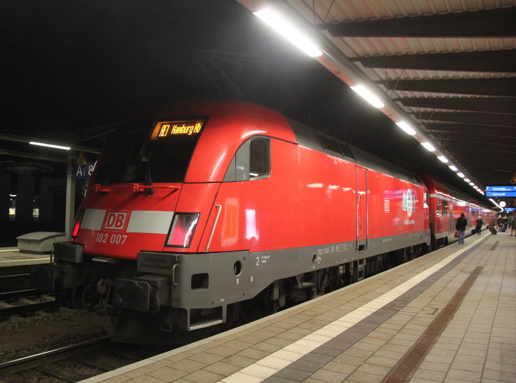 182 007-5 mit RE 4315(Hamburg-Rostock)kurz nach der Ankunft im Rostocker Hbf.24.02.2015