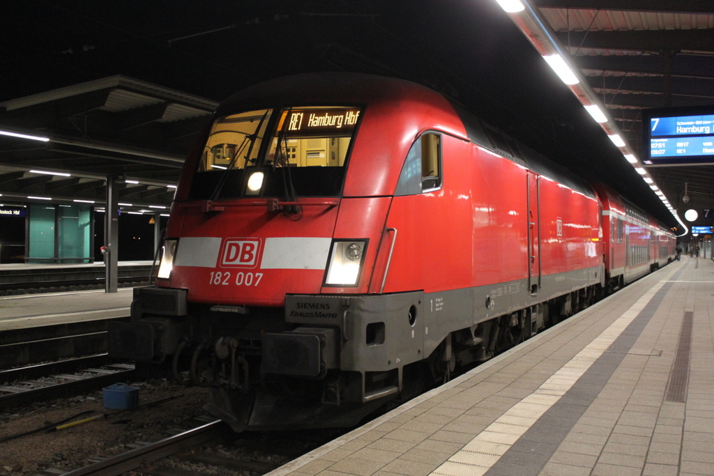 182 007 mit RE 4304(Rostock-Hamburg)kurz vor der Ausfahrt im Rostocker Hbf.16.12.2016