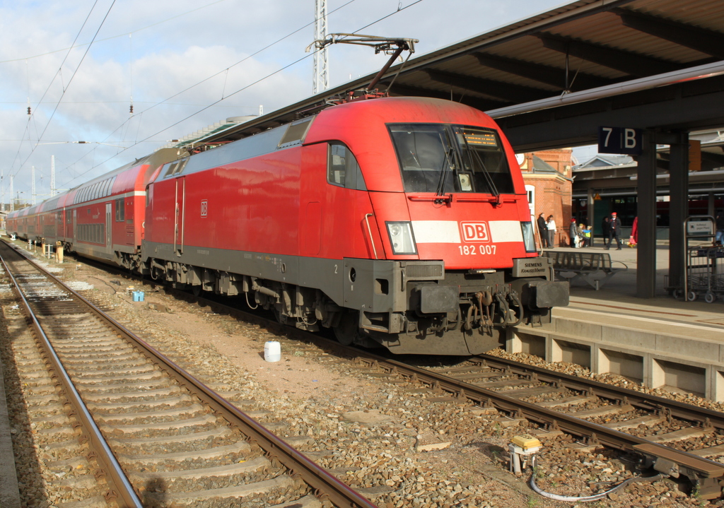182 007 mit RE 4308(Rostock-Hamburg)kurz vor der Ausfahrt im Rostocker Hbf.29.10.2016