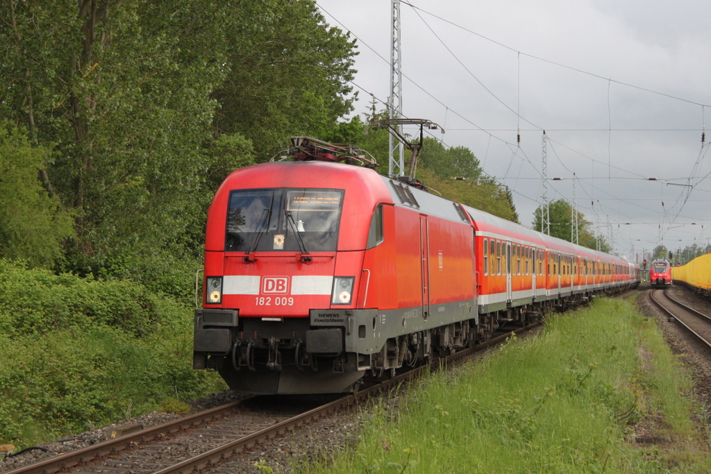 182 009 mit RE 13290 von Warnemnde nach Berlin-Ostbahnhof bei der Durchfahrt in Rostock-Bramow.25.05.2017
