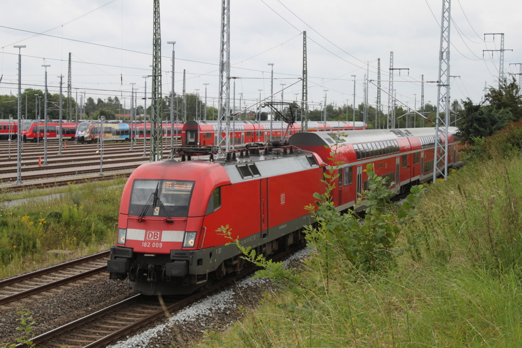 182 009 mit RE 4356 von Wünsdorf-Waldstadt nach Rostock Hbf bei der Einfahrt im Rostocker Hbf.18.08.2017
