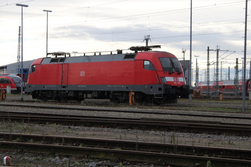 182 009 stand am 20.11.2016 einsam und verlassen im BW Rostock Hbf abgestellt.
