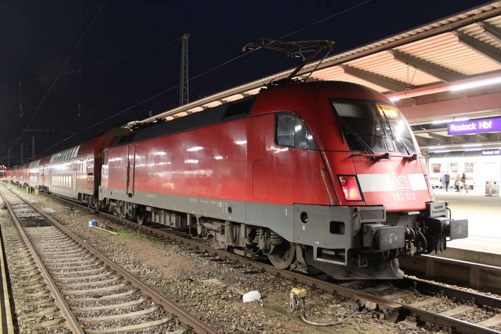 182 012 mit RE 4304(Rostock-Hamburg)kurz vor der Ausfahrt im Rostocker Hbf.23.11.2017