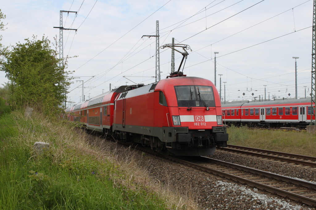 182 012 mit RE 4309(Hamburg-Rostock)bei der Einfahrt im Rostocker Hbf.12.05.2017