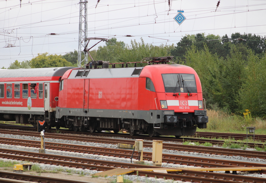 182 013 mit RE 33582 von Berlin Gesundbrunnen nach Rostock Hbf bei der Einfahrt im Rostocker Hbf.28.08.2022