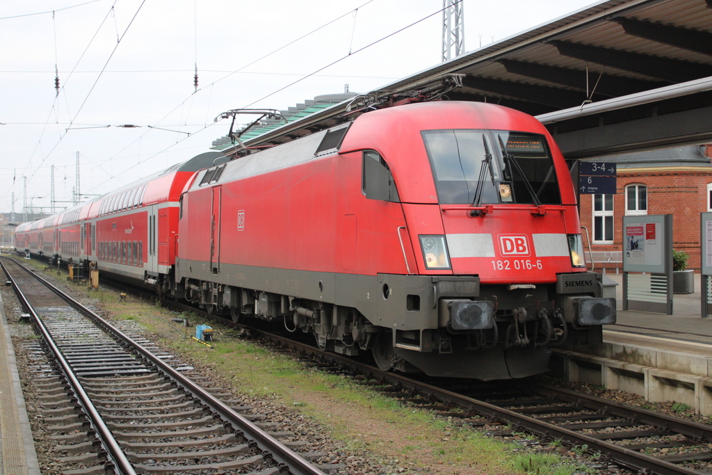182 016-6  mit Hocheinstiegswagen als RE 4310 von Rostock Hbf nach Hamburg Hbf kurz vor der Ausfahrt im Rostocker Hbf.29.12.2020