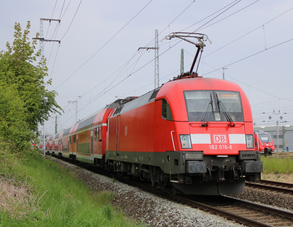 182 016-6 mit RE4307(Hamburg-Rostock)bei der Einfahrt im Rostocker Hbf.09.05.2020