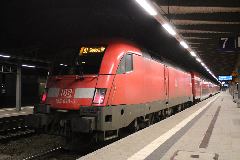 182 016-6 mit RE4316(Rostock-Hamburg)stand am Abend im Menschen leeren Rostocker Hbf.16.01.2021