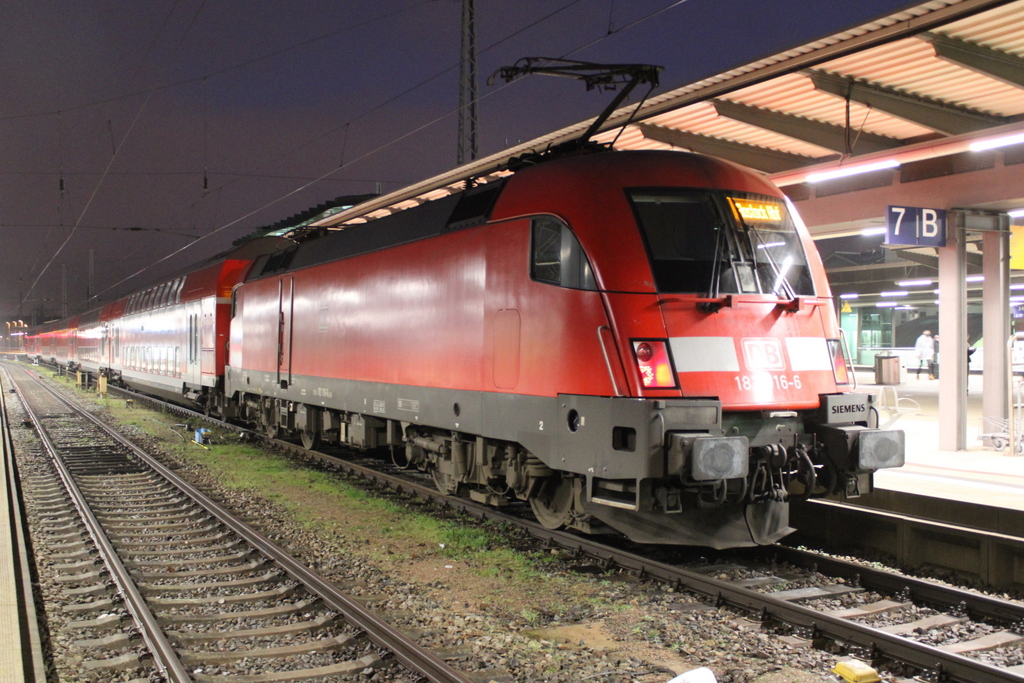 182 016 mit RE4314(Rostock-Hamburg)am Abend des 02.01.2021 im Rostocker Hbf.