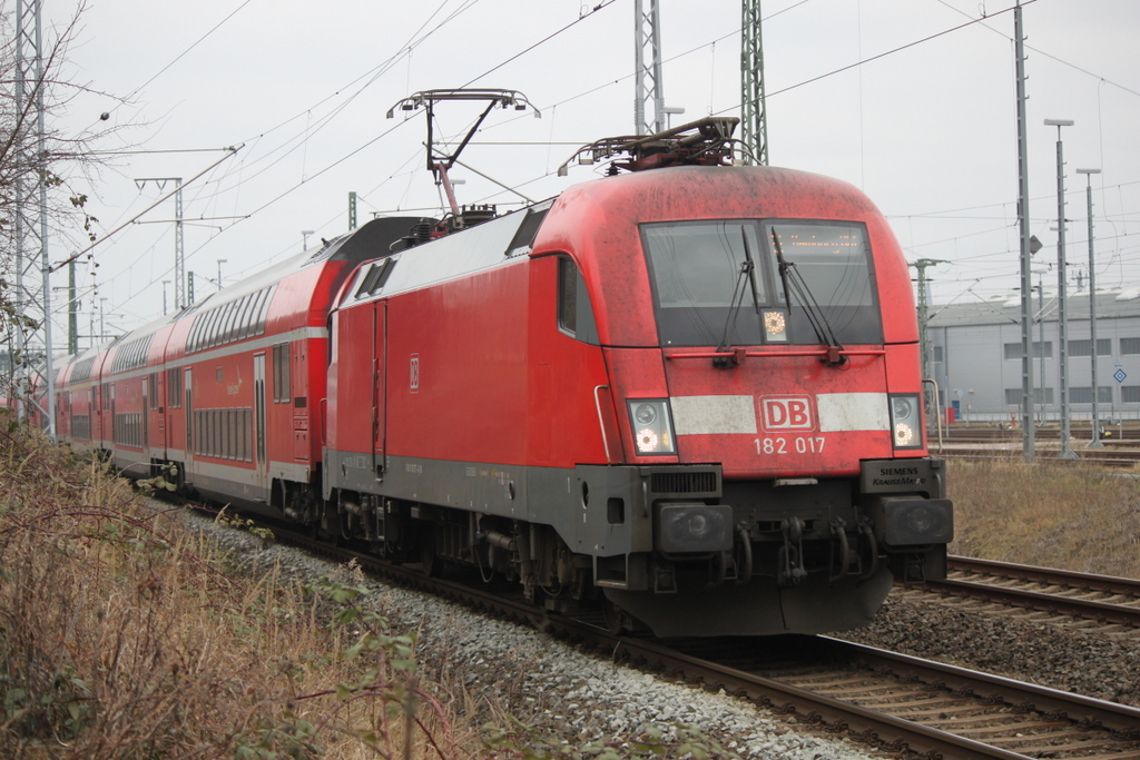182 017-4 mit RE 4308(Rostock-Hamburg)bei der Ausfahrt im Rostocker Hbf.17.02.2019
