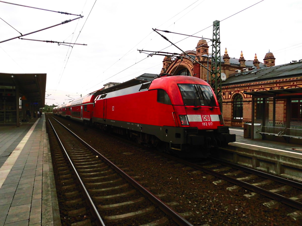 182 017 als RE1 im Bahnhof Schwerin Hbf am 30.9.18
