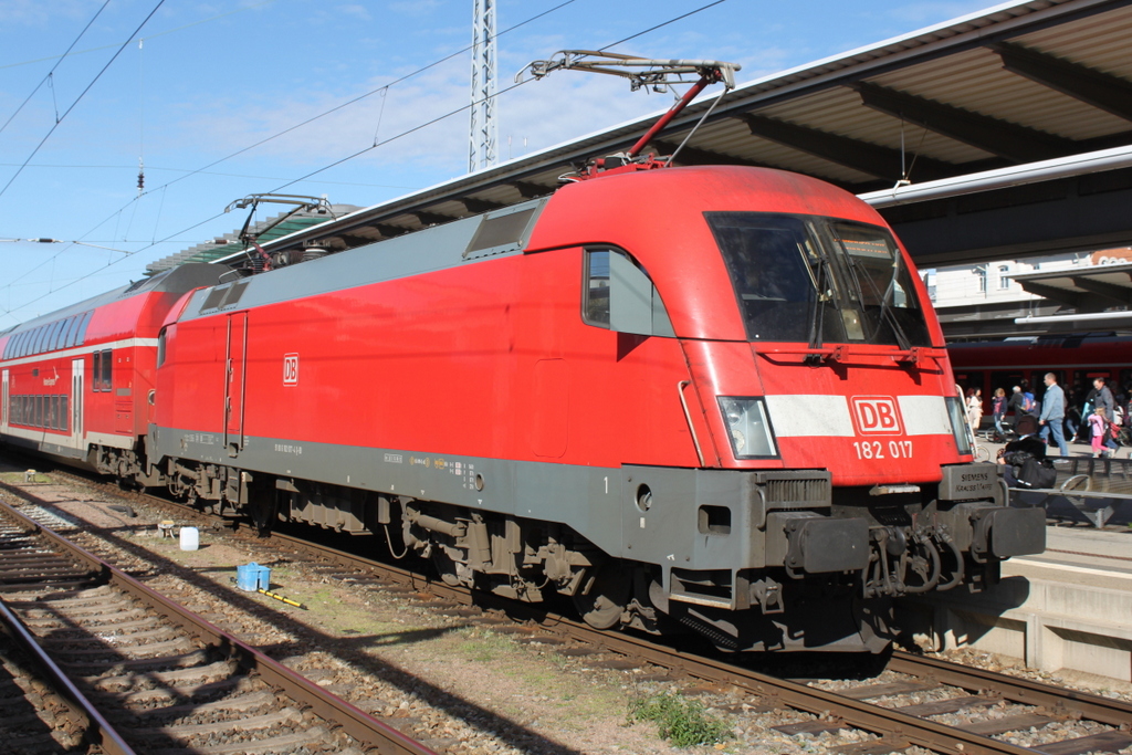 182 017 mit RE4310(Rostock-Hamburg)kurz vor der Ausfahrt im Rostocker Hbf.05.10.2018